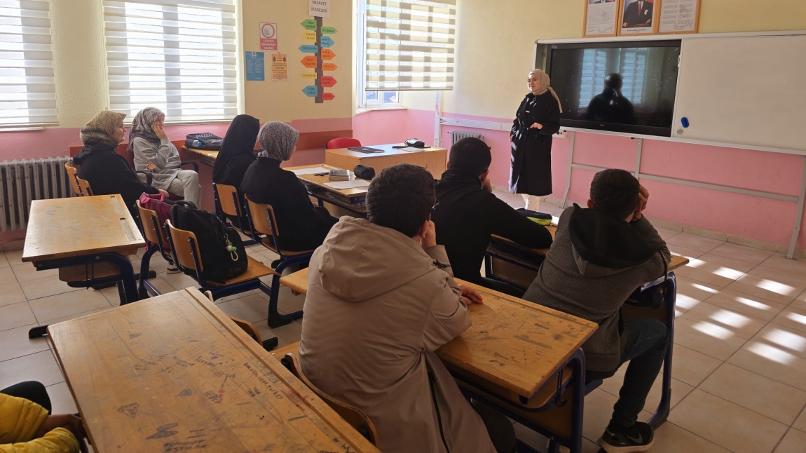 Okulumuzda Hedef YKS Projesi Kapsamında Kariyer Günü Programı Düzenlendi.